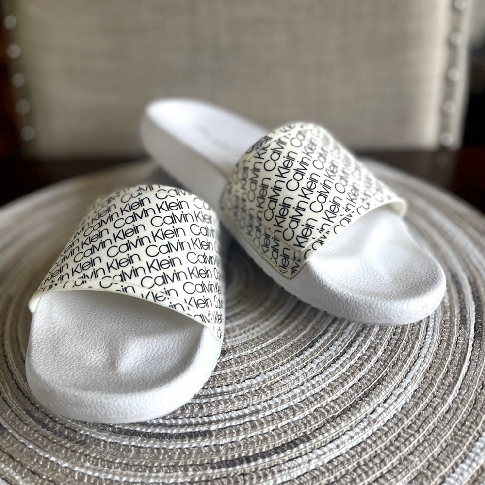 Sz 6 Women’s. Calvin Klein Slides.